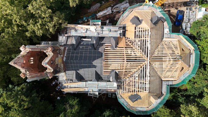 Das Dach Zur Sicherung der Kirche wurde ein neuer Dachstuhl errichtet.