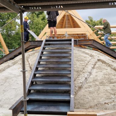 Der Ausbau Die Ebene zwischend Kuppeln und Dachstuhl soll zu einer Herberge unter dem Kirchendach ausgebaut werden.