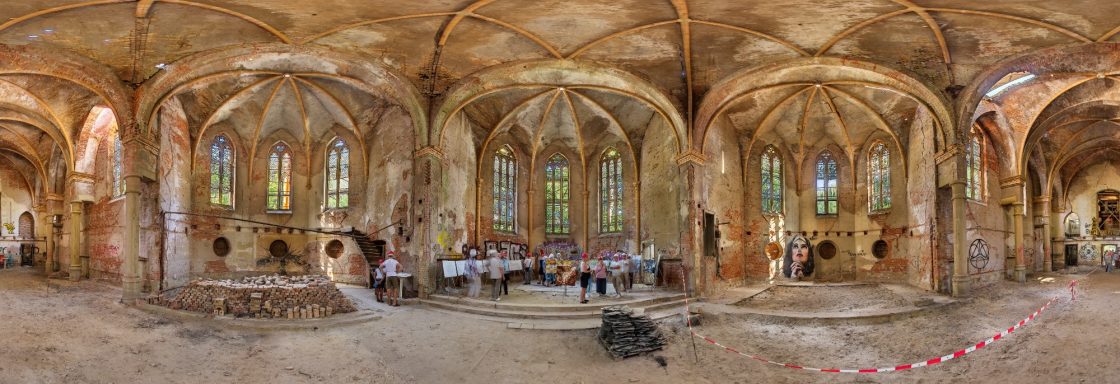 Der Innenraum Der Innenraum wurde zur Nutzung beräumt und gesichert
